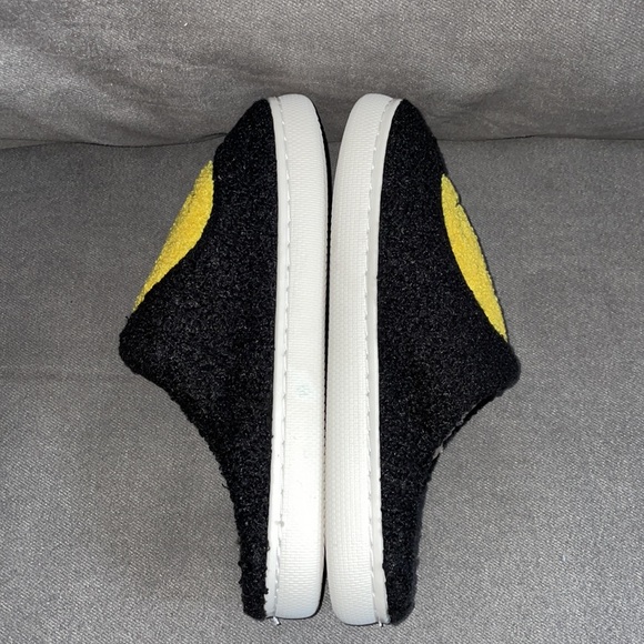NWOT Women’s Black Smiley Face Slippers size 7 - 7.5 - Picture 3 of 4